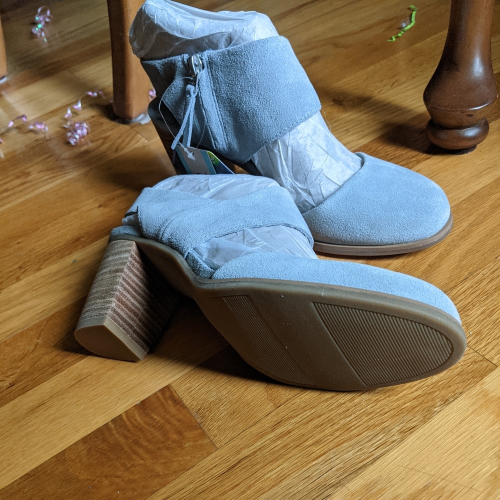 TOMS size 7 blue shoes
